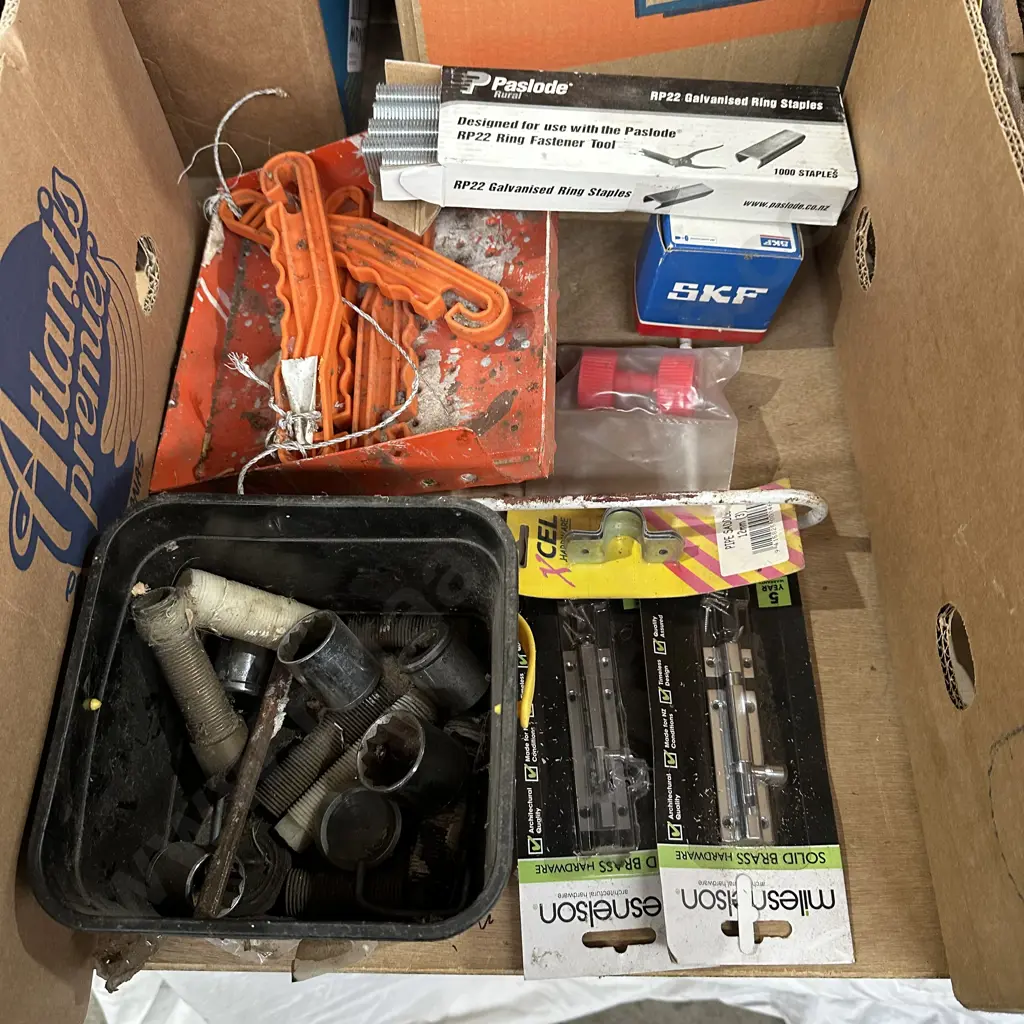 Collection of hardware items and Pasload Galvanised ring staples etc. Image 1++