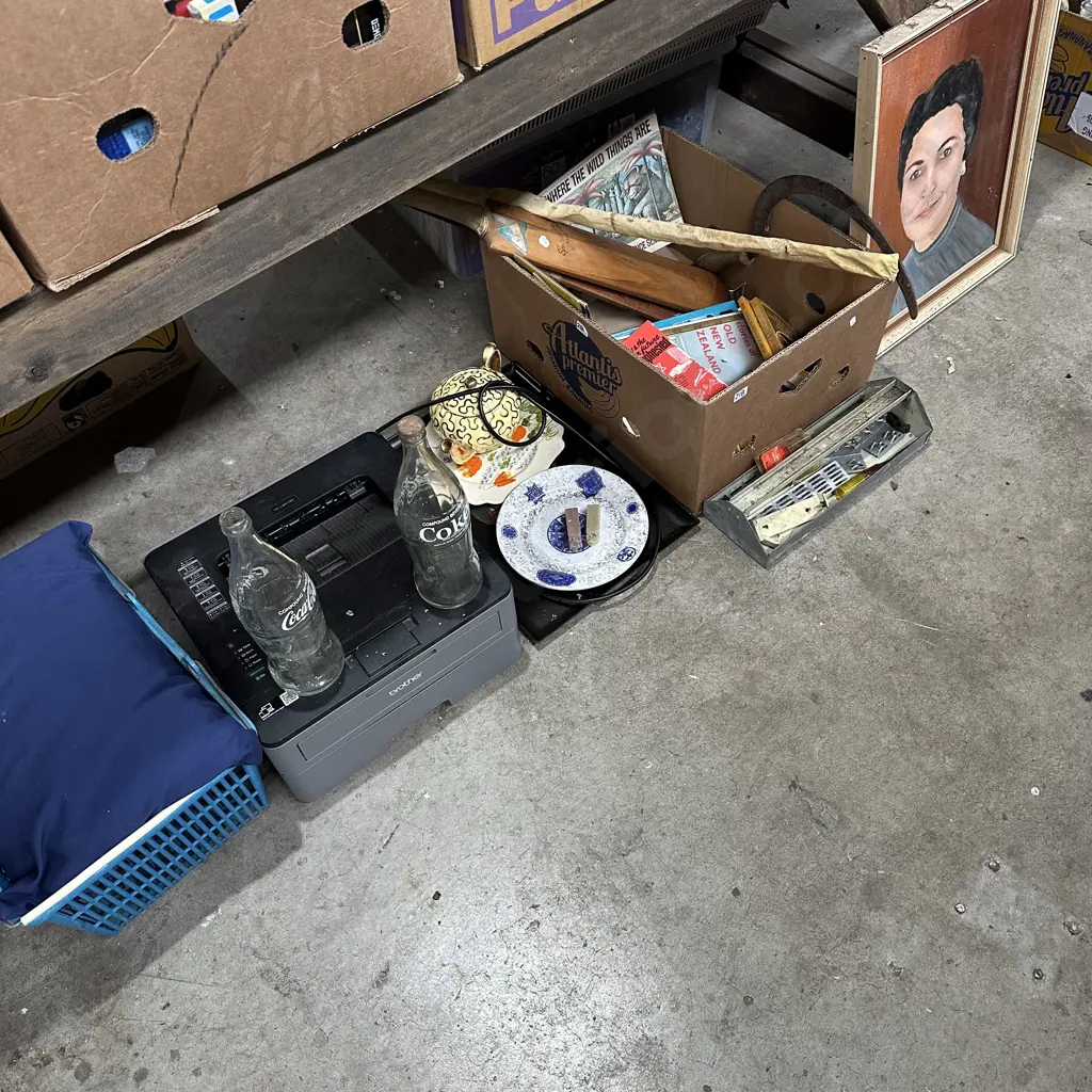 Bay lot of assorted items. Image 1++