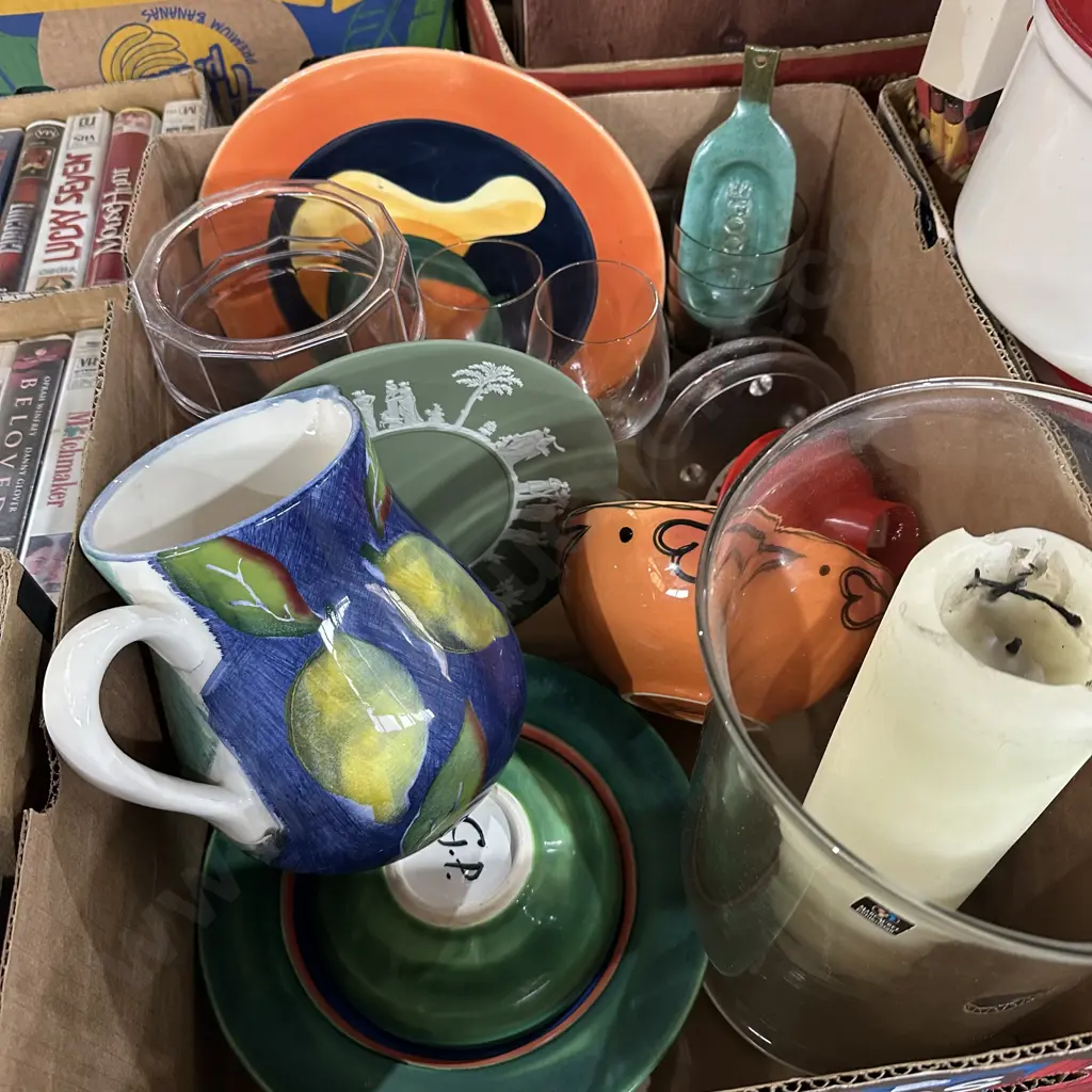 Box lot large candle vase, wedgewood plate etc. Image 1++