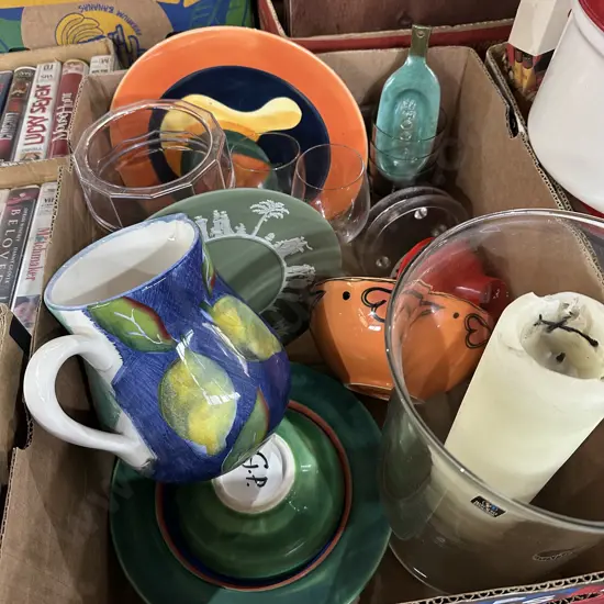 Box lot large candle vase, wedgewood plate etc.