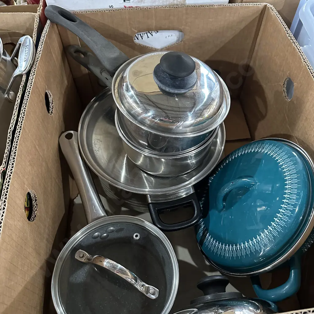 Box lot lidded pots. Image 1++