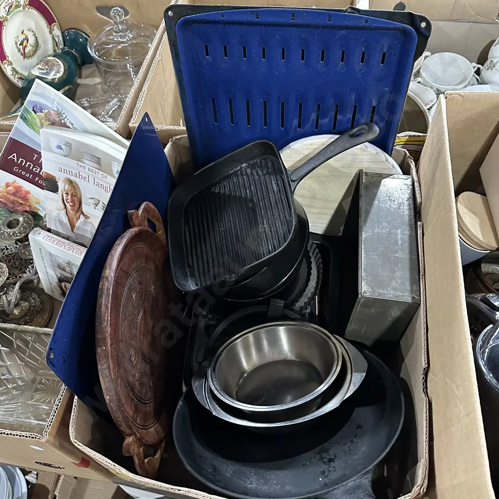 Box lot oven trays, skillet, bakeware etc. Image 1++