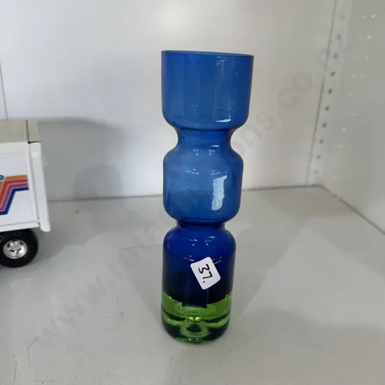 art glass vase 8 1/2 inch