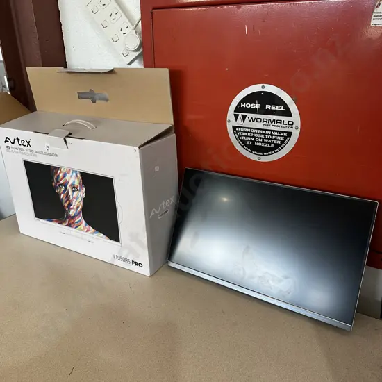 19.5 inch boxed TV & DVD combo (needs power cord)