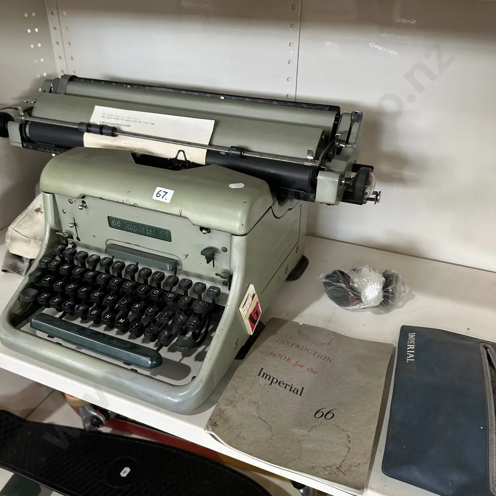 Imperial 66 typewriter Image 1++