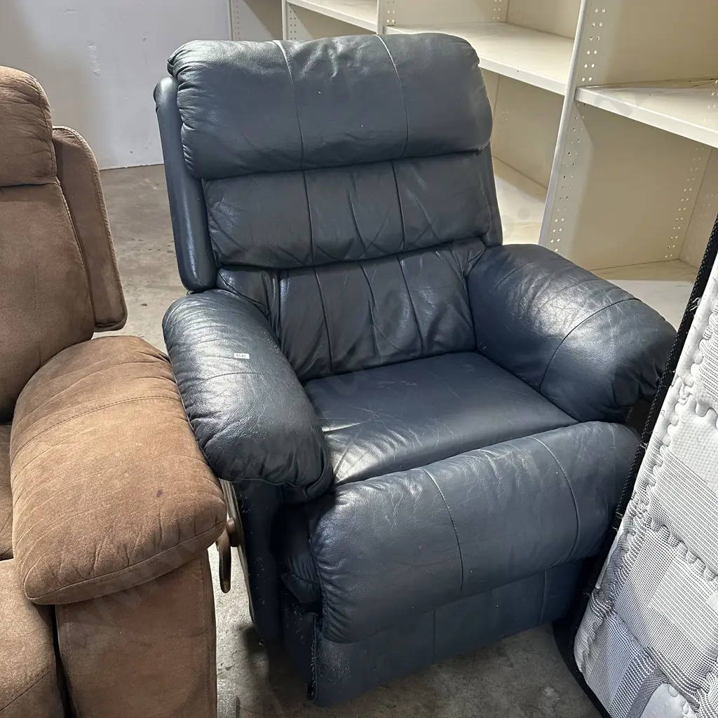 Blue leather L-Z-Boy chair (cat scratched) Image 1++