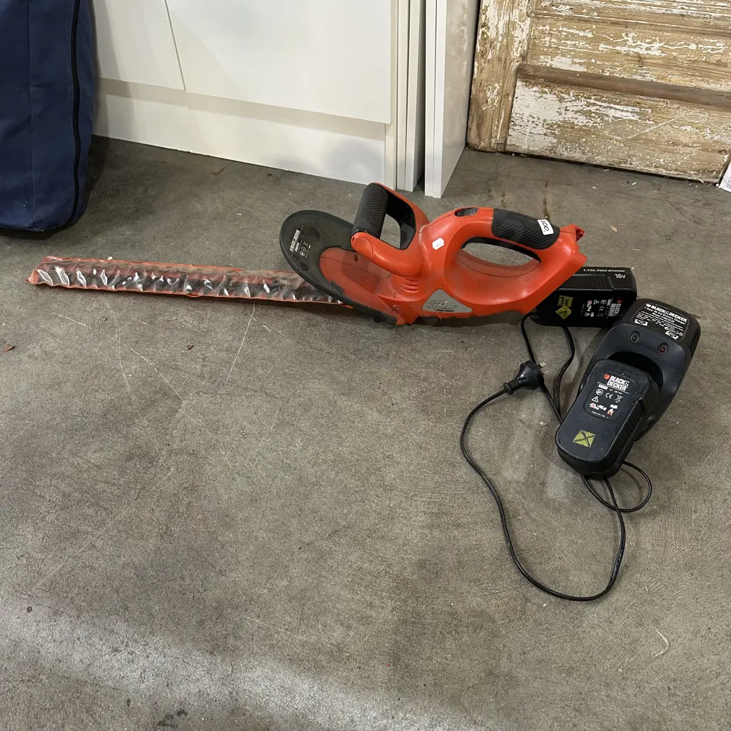 battery hedge trimmer Image 1++