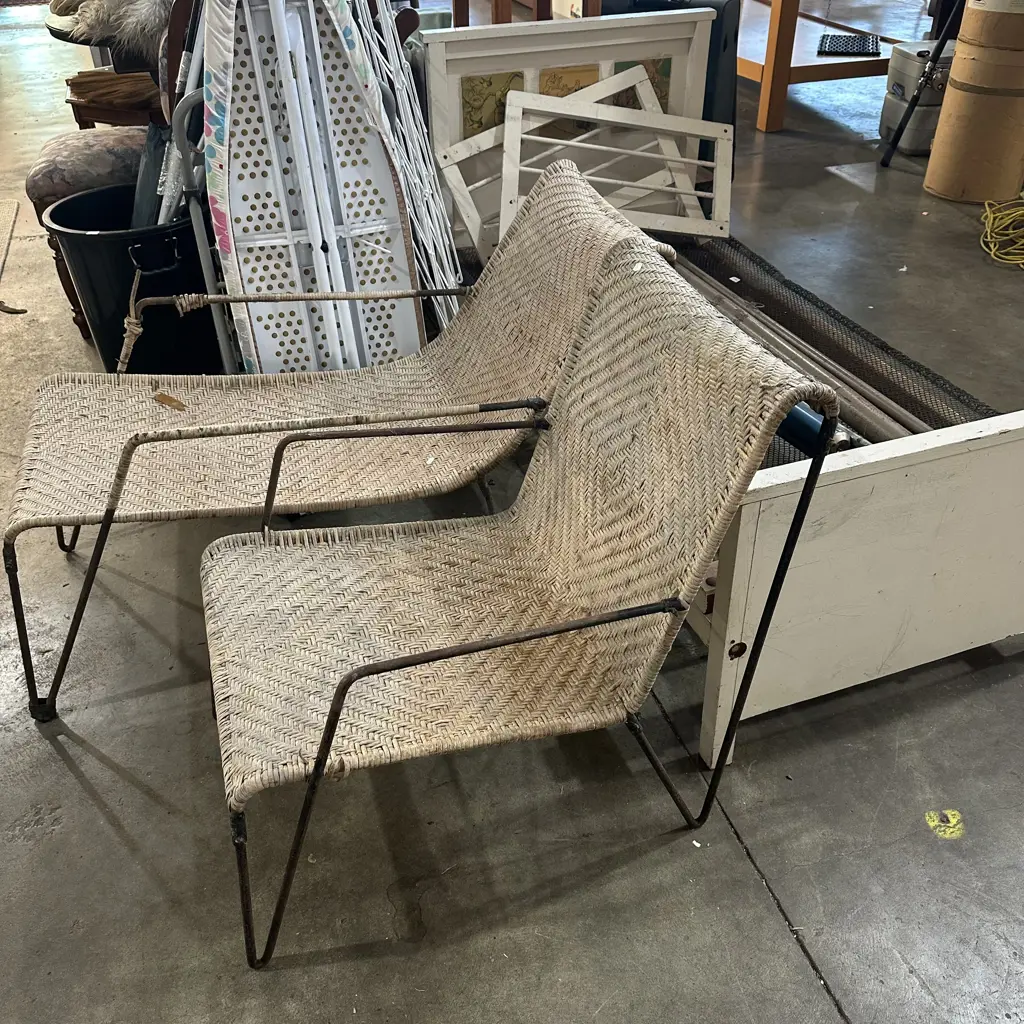 vintage kids bed / patio chairs and screens Image 1++