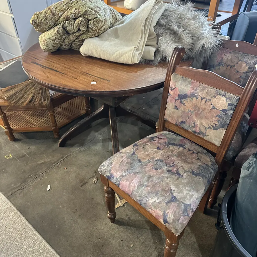 pedestal table and 3 chairs Image 1++