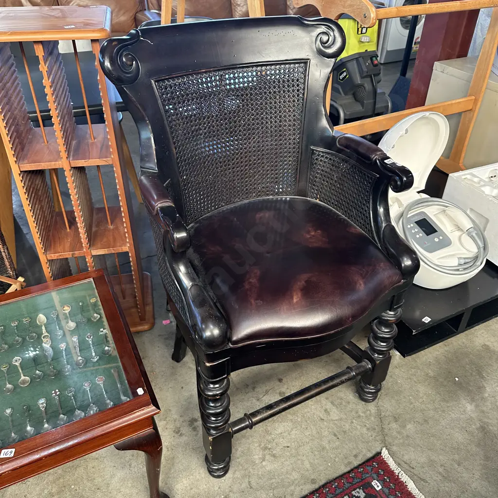 Leather/wicker swivel chair Image 1++