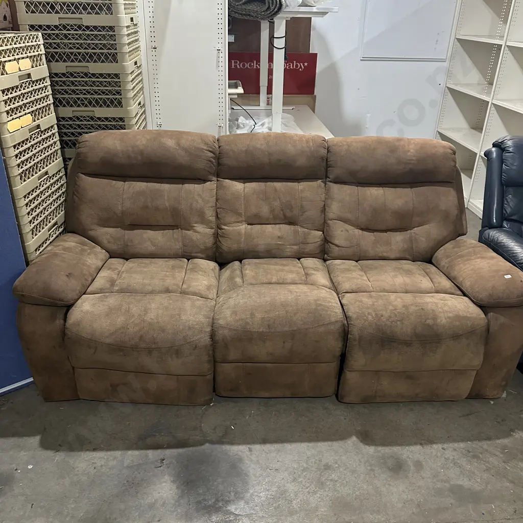 recliner sofa need a clean Image 1++