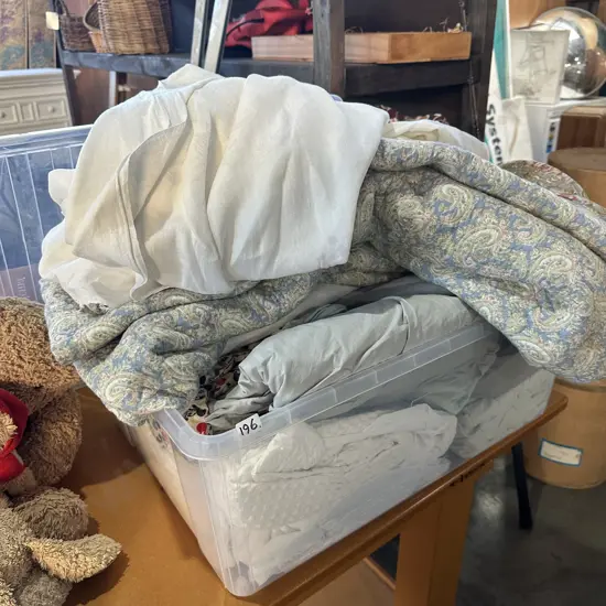 Sistema full of beding plus linen table cloths etc