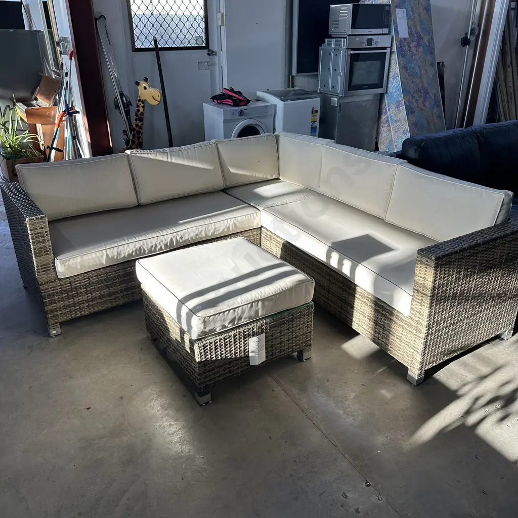 Amalfi outdoor corner suite with foot rest / coffee table Image 1++