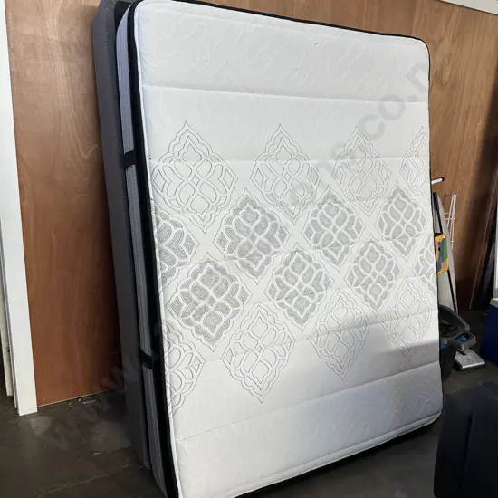 Sealy Posturepedic Queen bed
