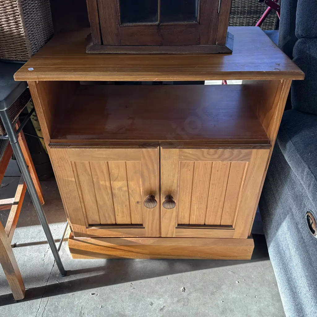 average bedroom suite plus Pine cabinet Image 1++