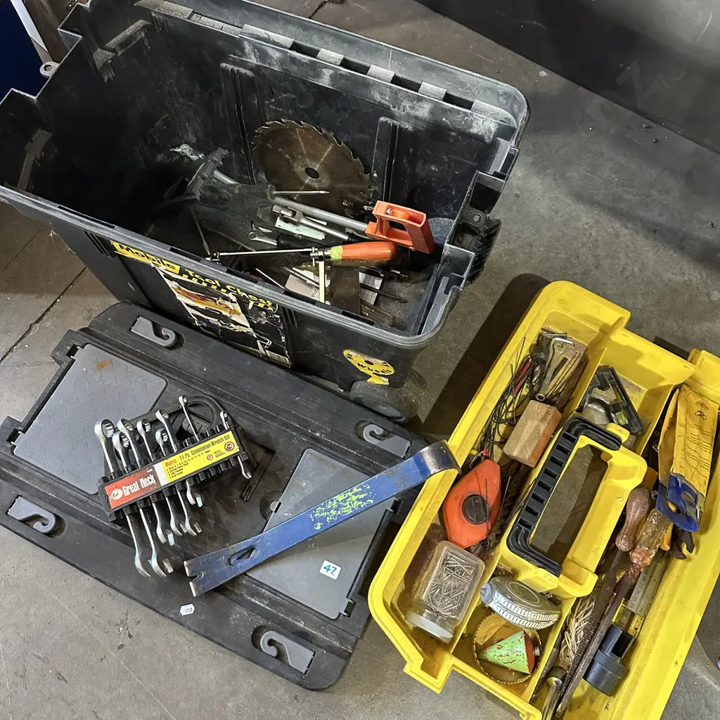 mobile tool box and contents Image 1++