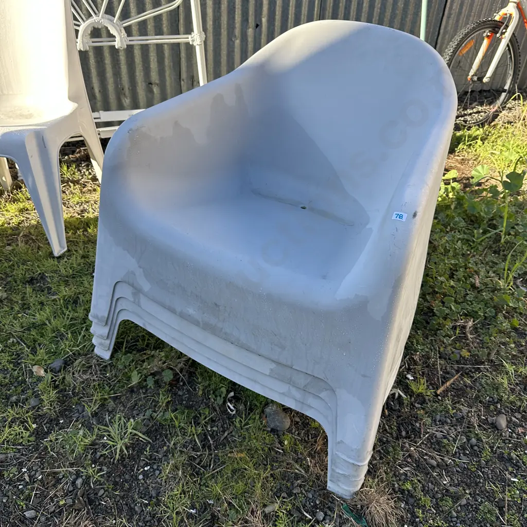 4 stacker chairs Image 1++
