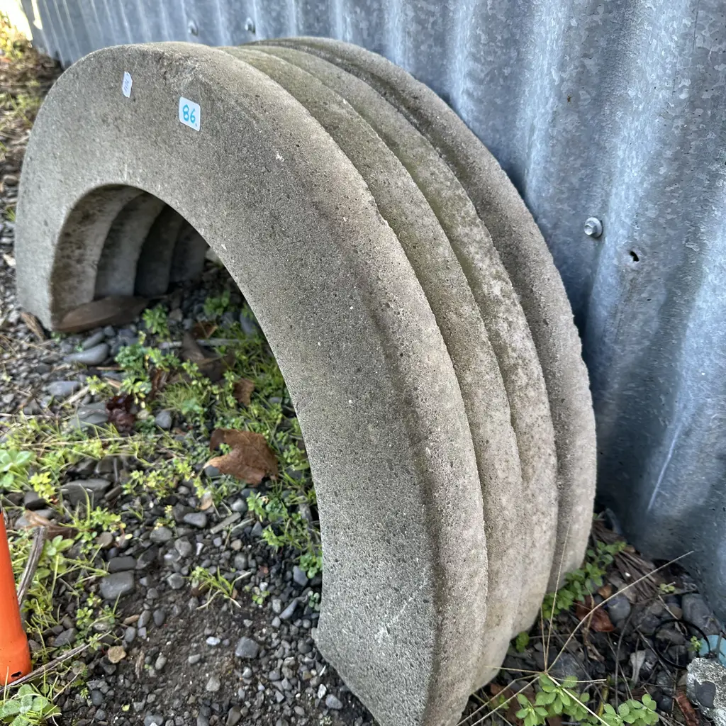 2 sets of concrete round edging Image 1++