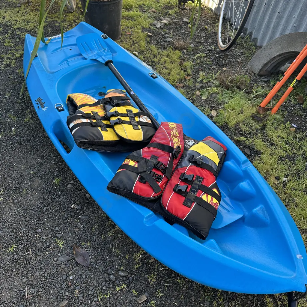 Junior kayak with paddle and 2 vests Image 1++