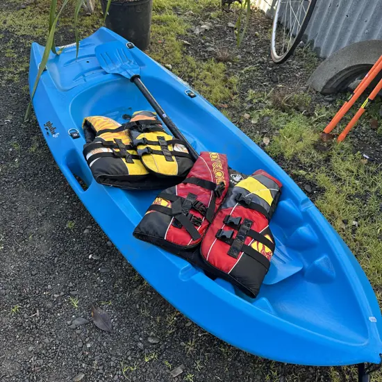 Junior kayak with paddle and 2 vests