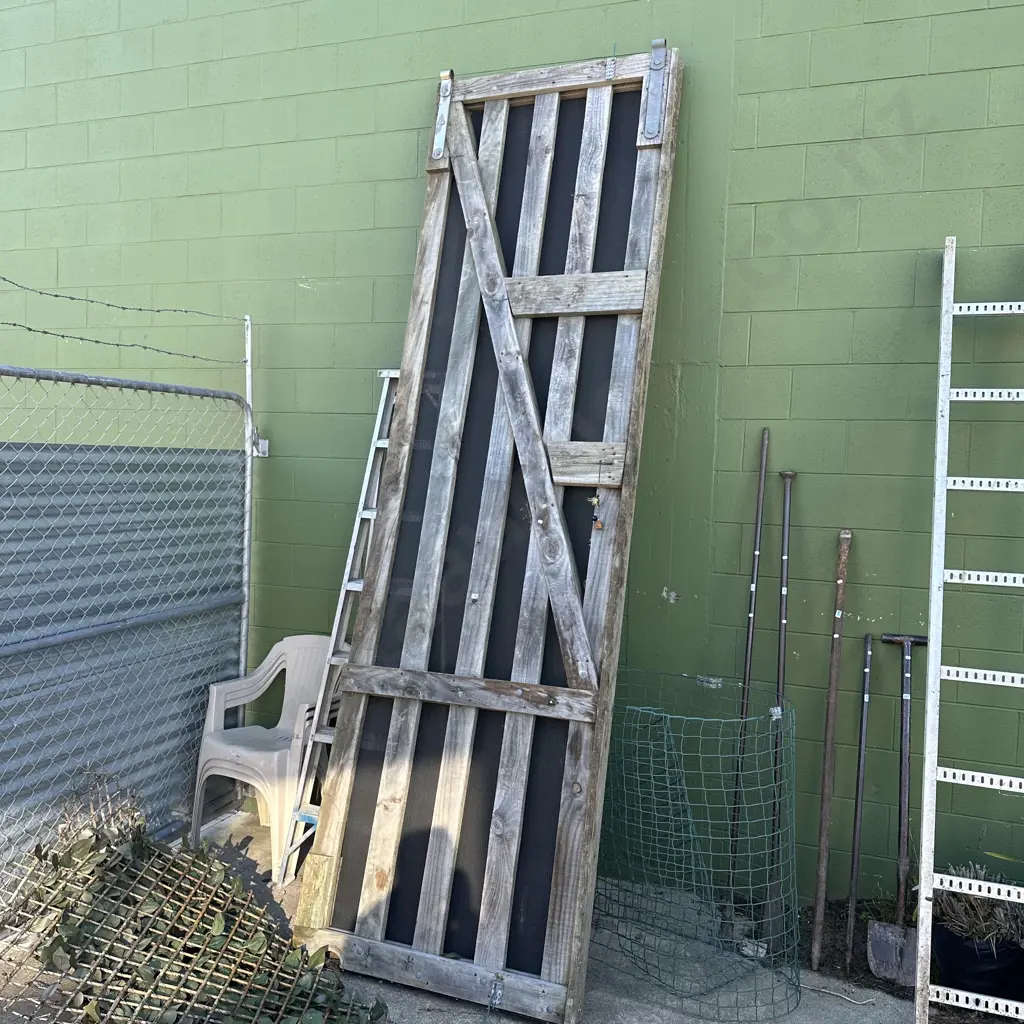 large wooden gate 3.4m Image 1++