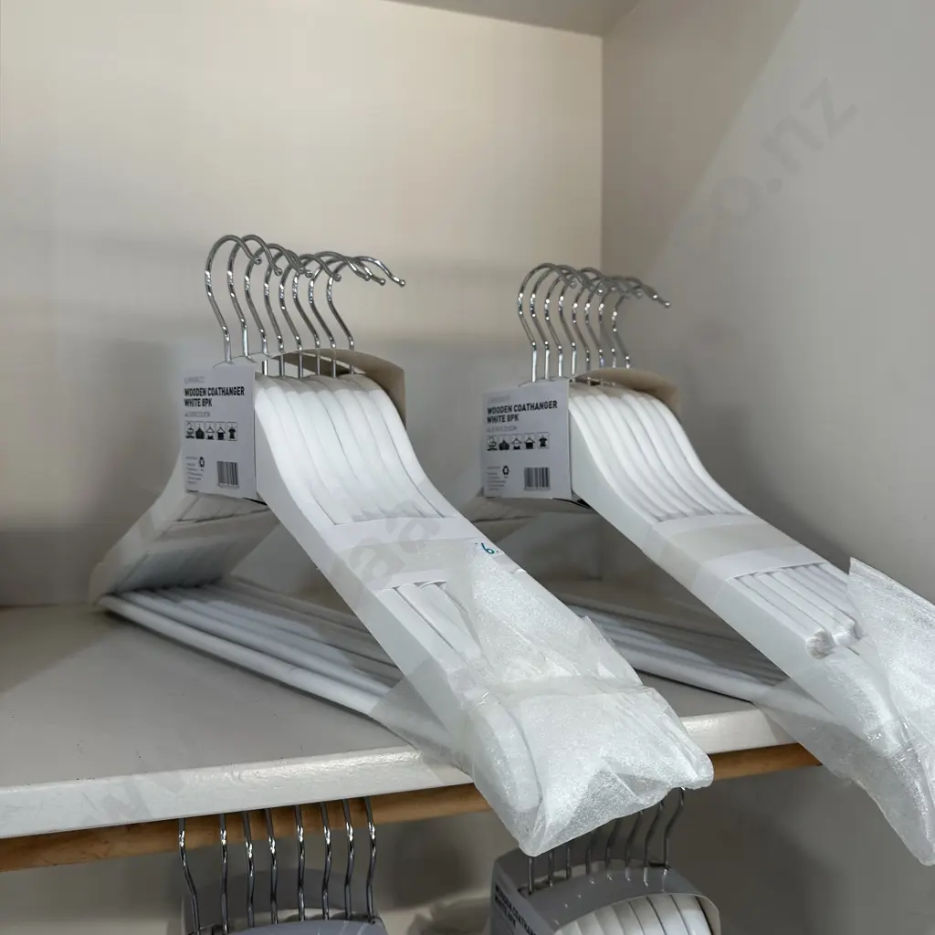 16 x new hangers Image 1++