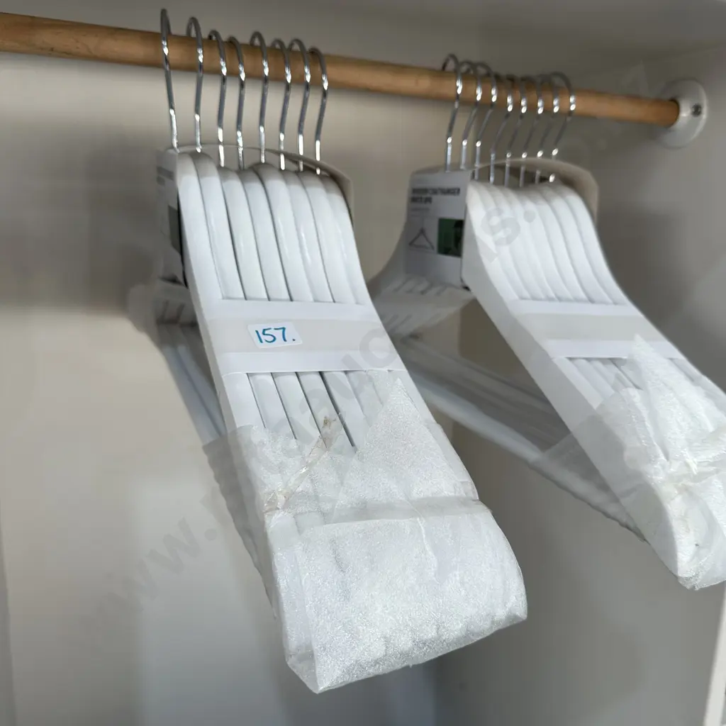 16 x new hangers Image 1++