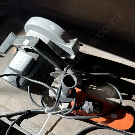 angle grinder and skilsaw