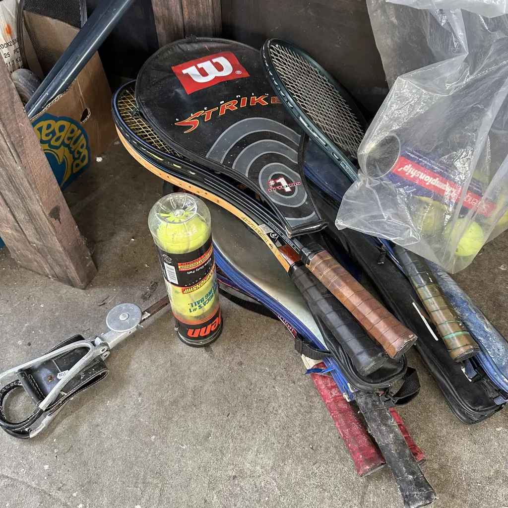 tennis rackets, balls, shooting stick Image 1++