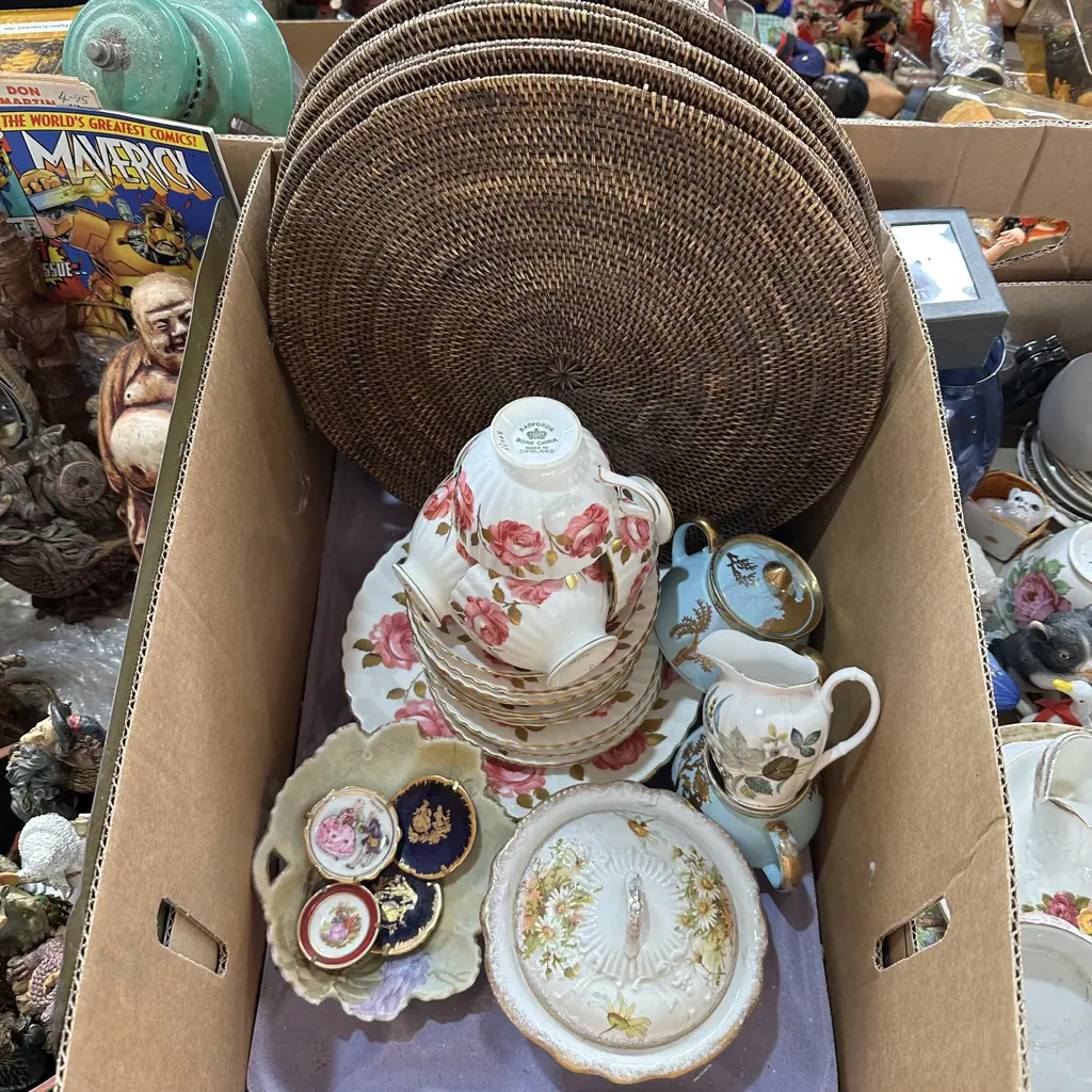 place mats, teaset etc Image 1++