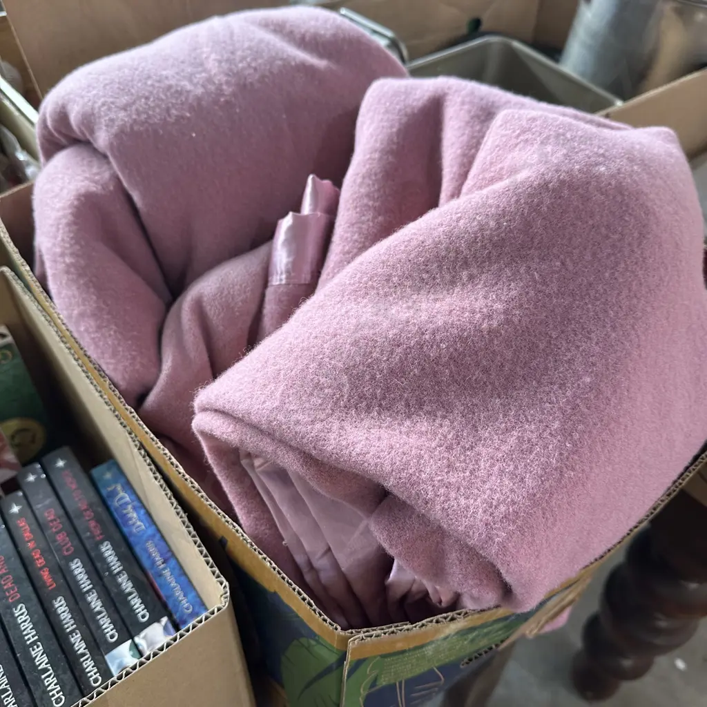 Mauve blankets Image 1++