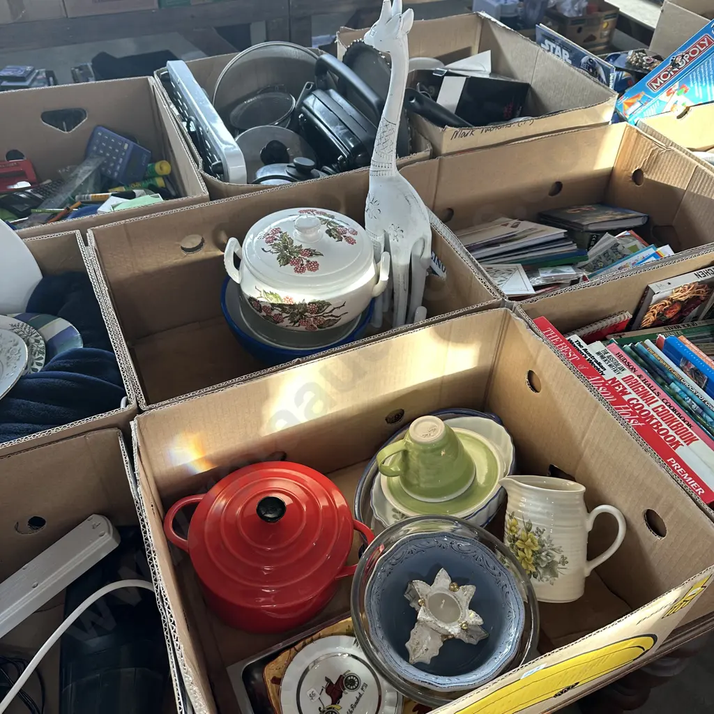 2 box pottery, giraffe etc Image 1++