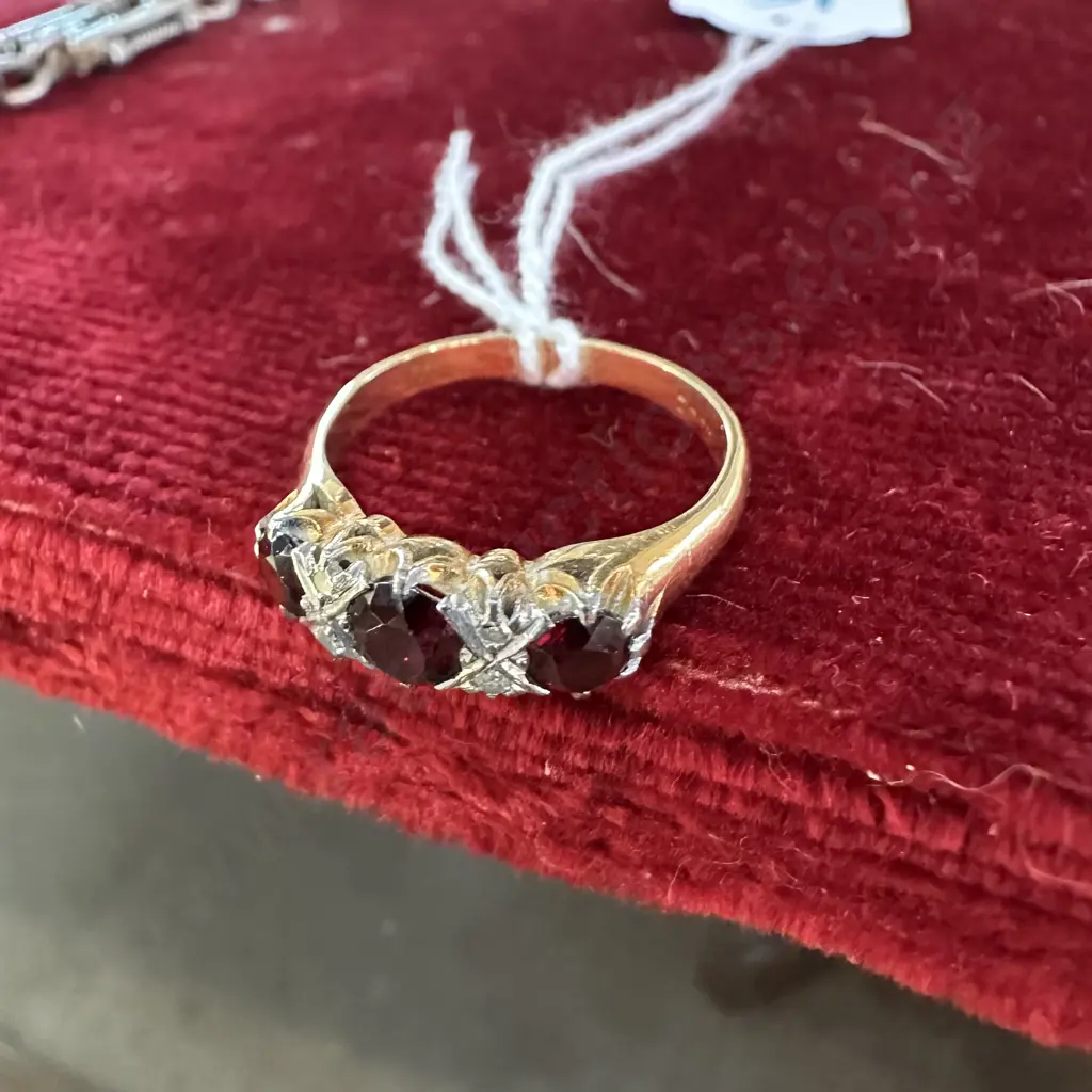 10ct Gold ring, possibly Garnets, total weight 4.9g Image 1++