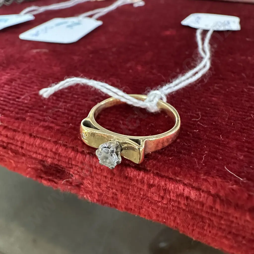Platinum setting, single stone Gold ring. stamped PLA  CT total weight 3.8g Image 1++