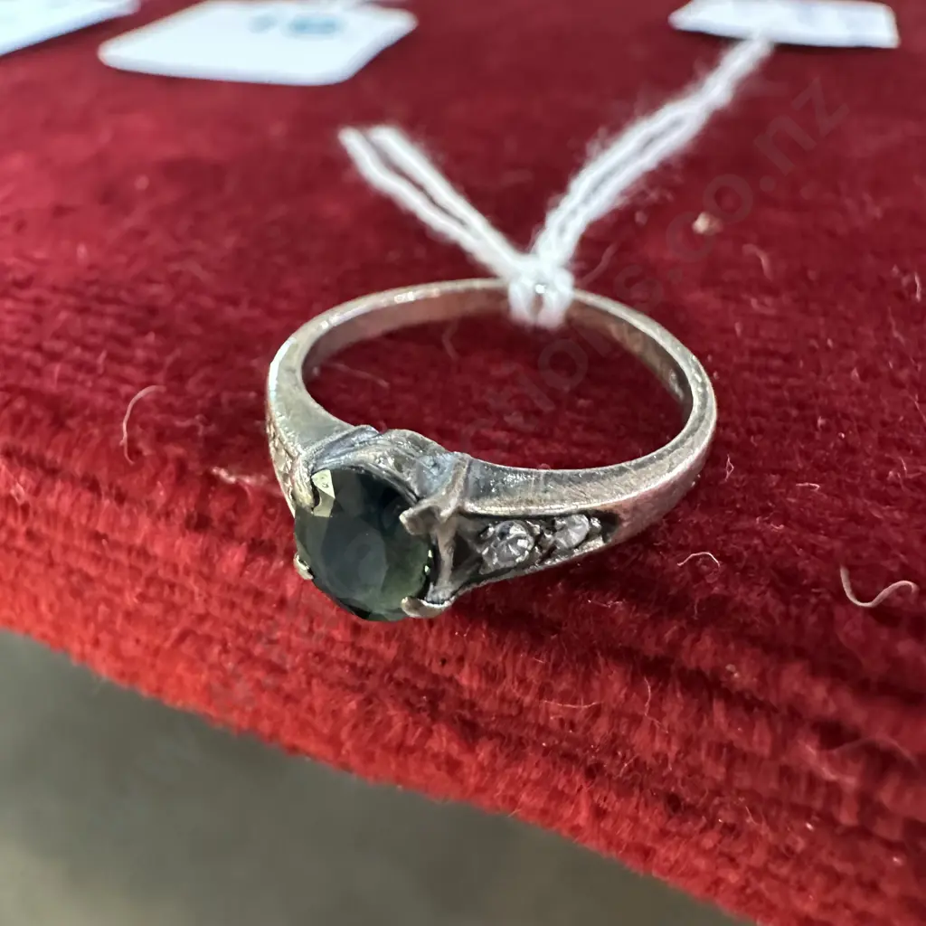 Sterling Silver & Green Spinal  ring, stamped 925 total weight 2.1g Image 1++