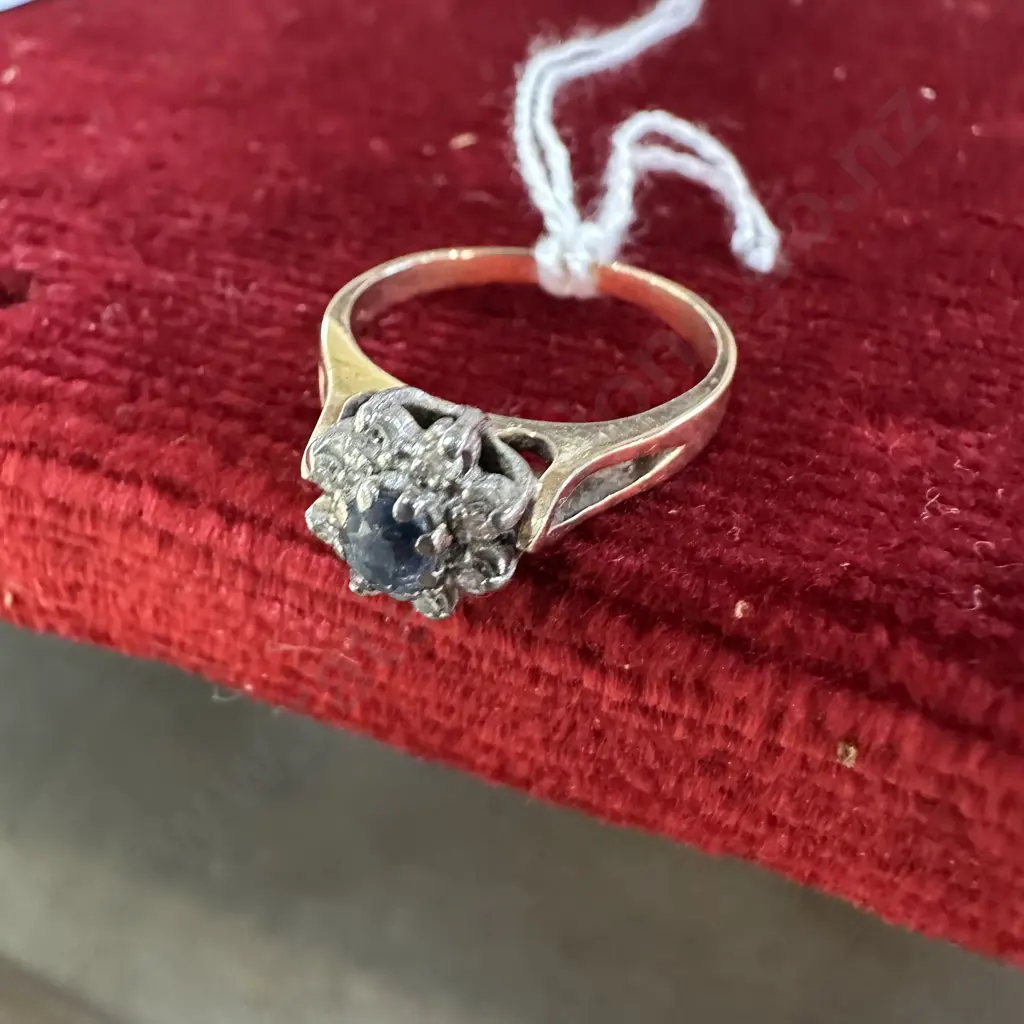 9ct Gold & Topaz ring, total weight 2.9g Image 1++