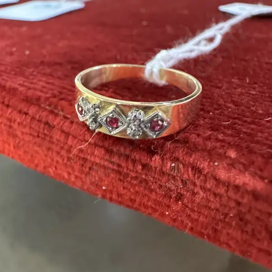 small Ruby & Gold ? ring, unstamped, total weight 2.7g