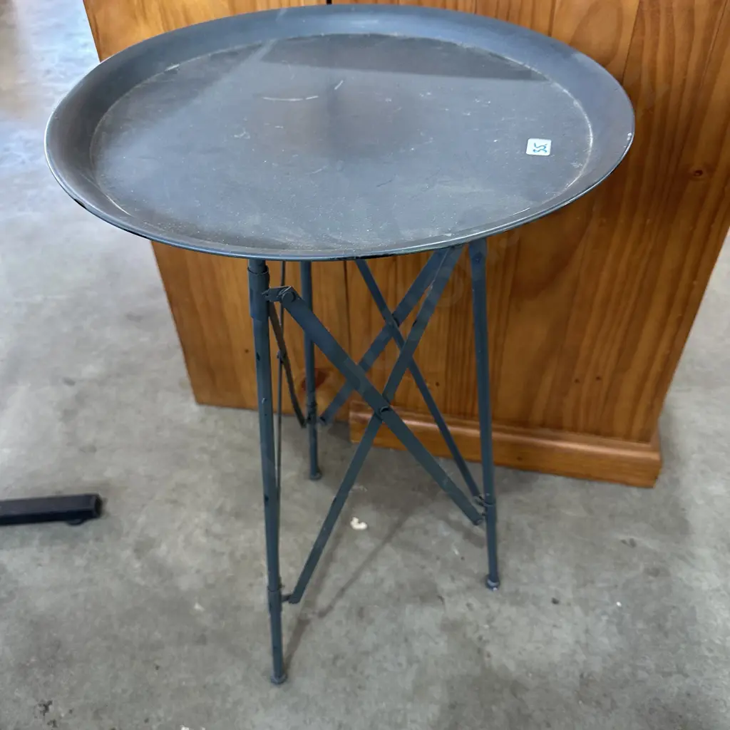 metal side table Image 1++