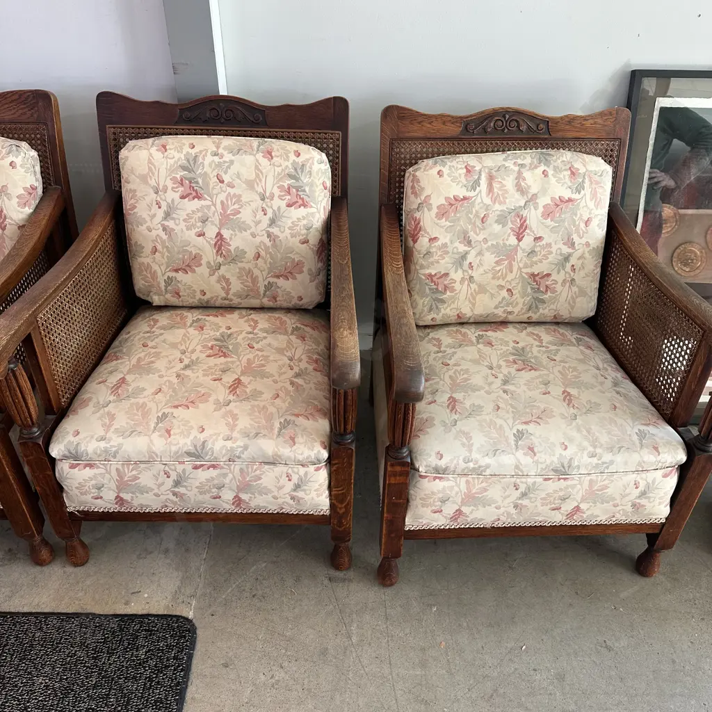 carved Oak/ wicker back 3pc suite (very tidy) Image 1++