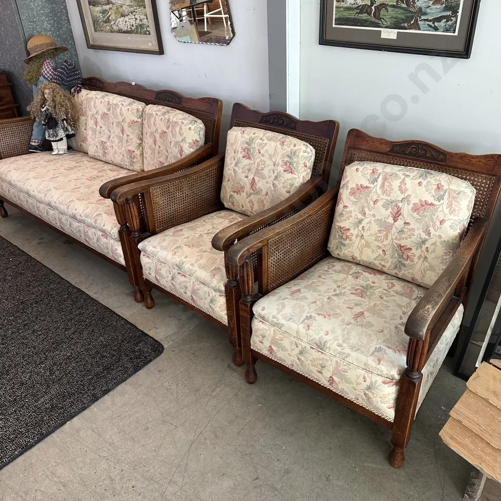 carved Oak/ wicker back 3pc suite (very tidy) Image 1++