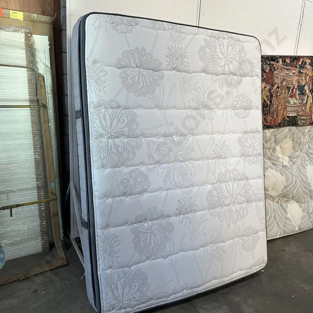 Very tidy Posturepedic Queen size matteress Image 1++