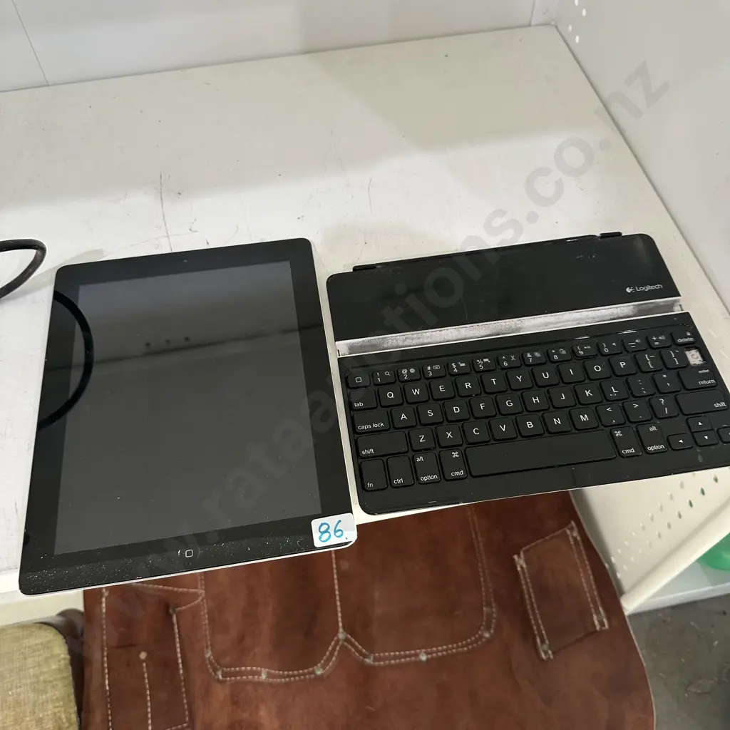 Ipad (has charging problem) Image 1++