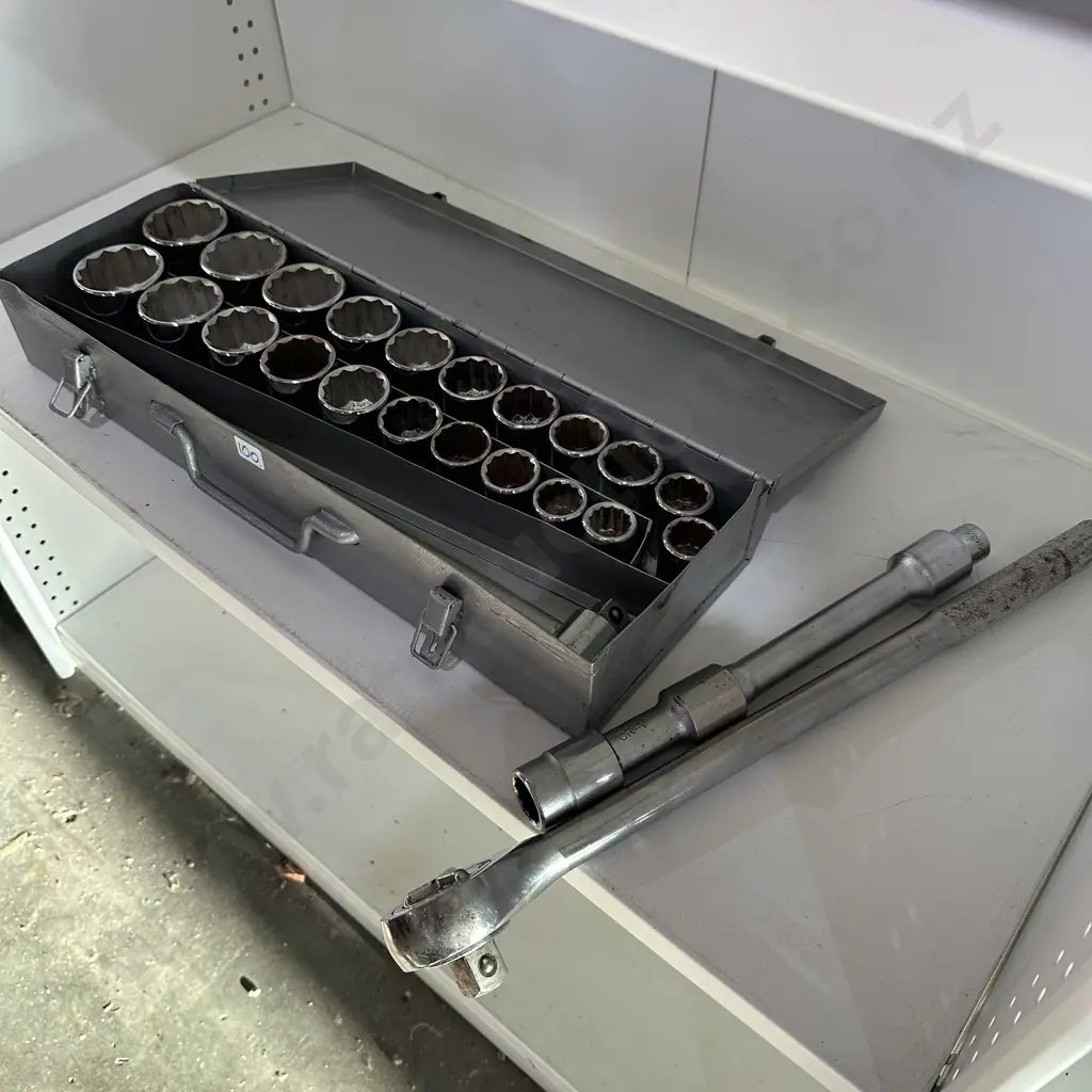 Heavy Duty Chrome-Vanadium metric & imperial socket set with extension bars Image 1++