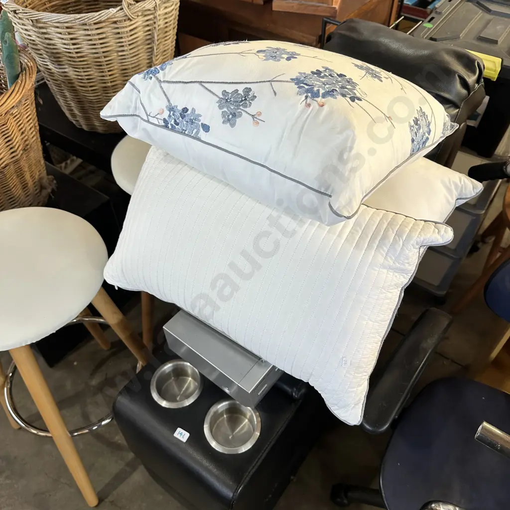 cushions, VCR and console Image 1++