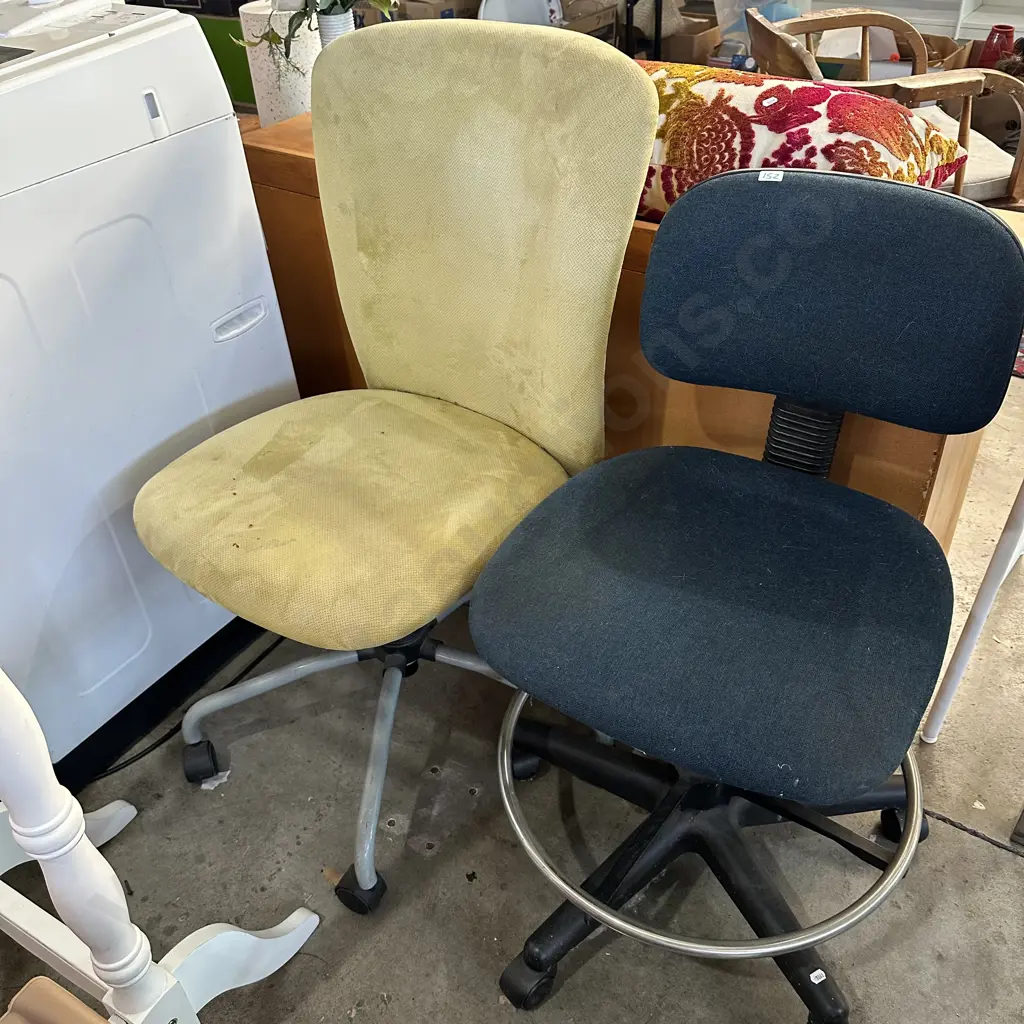 2 x office chairs Image 1++