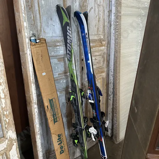 2 pr of skis
