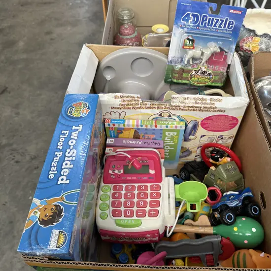 Box lot of toys, 4D puzzle, new two-sided floor puzzle etc.