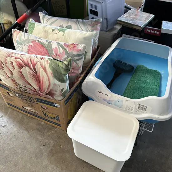 Set of four cushions, dish rack, large kitty tray with raised edges etc.