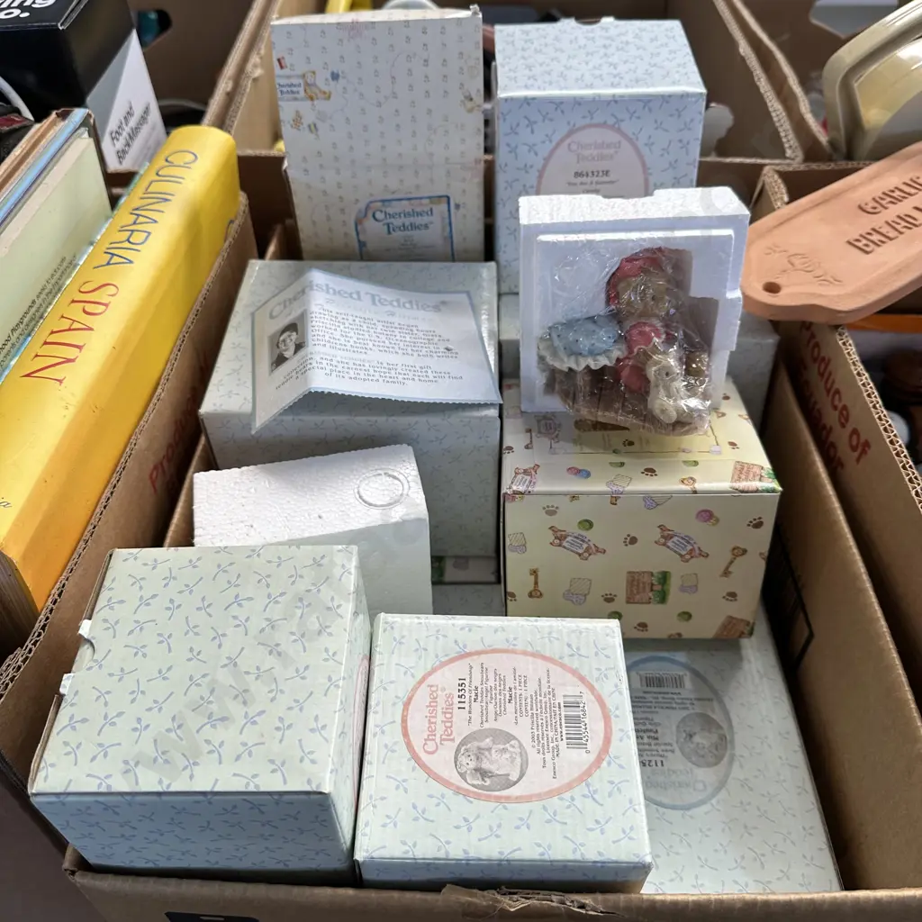 Box lot of boxed cherished teddies. Image 1++