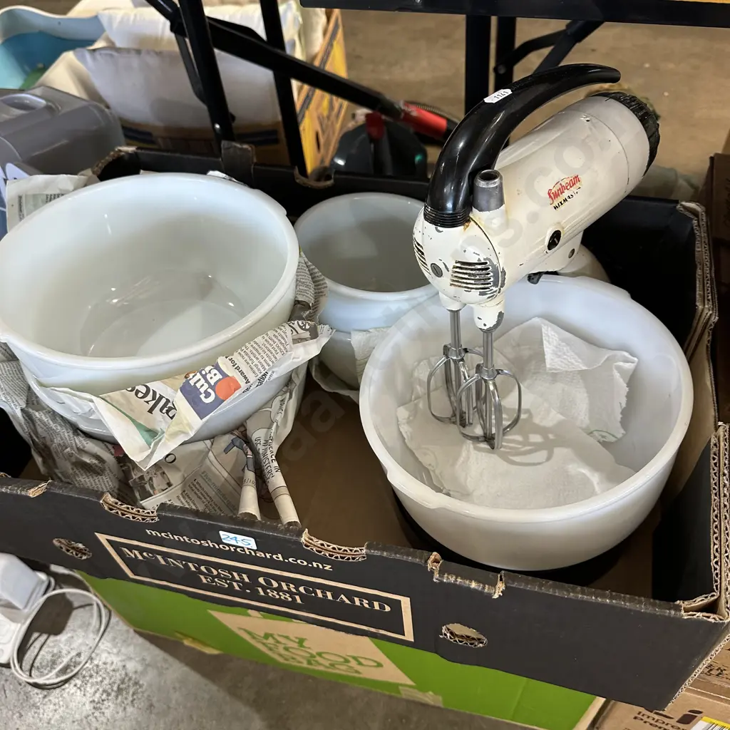 Sunbeam mixer and bowls. Image 1++